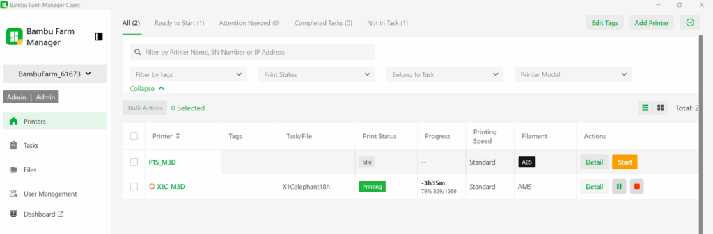 Interface du logiciel Bambu Farm Manager Client affichant deux imprimantes 3D. La première (P1S_M3D) est en veille (Idle), la seconde (X1C_M3D) est en cours d’impression avec 79 % de progression. L’interface inclut les options pour ajouter une imprimante, éditer des tags, surveiller l’état d’impression, la vitesse, le type de filament, et effectuer des actions (Start, Pause, Stop).
