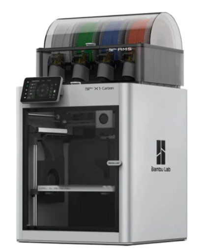 Photo de l’imprimante 3D Bambu Lab X1 Carbon équipée du module AMS, permettant l’impression multi-couleurs ou multi-matériaux de façon automatisée.
