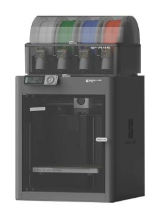 Image de l’imprimante 3D Bambu Lab P1S équipée du module AMS, permettant l’impression multi-matériaux ou multi-couleurs de manière automatique.